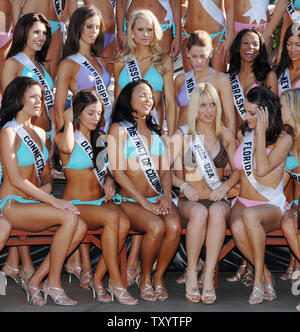 Miss USA 2006 Tara Conner, bottom right, poses alongside 2007 Miss USA hopefuls Mercedes Catherine Lindsey of the District of Columbia, bottom left, and Jenna Edwards of Florida, bottom right, at the annual Miss USA swimsuit photo shoot at Universal Studios Hollywood in Los Angeles on March 12, 2007. In the back row from left to right are Miss USA 2007 contestants Amber Marie Seyer of Missouri, Stephanie Trudeau of Montana, Geneice Irene Wilcher of Nebraska and Helen Salas of Nevada. (UPI Photo/Jim Ruymen) Stock Photo