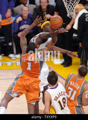 Phoenix Suns' Amare Stoudemire (L) is defended by Los Angeles Lakers' Kwame Brown (top) during the first half of game 4 in the NBA Western Conference first-round basketball playoffs at Staples Center in Los Angeles on April 29, 2007. (UPI Photo/ Phil McCarten) Stock Photo