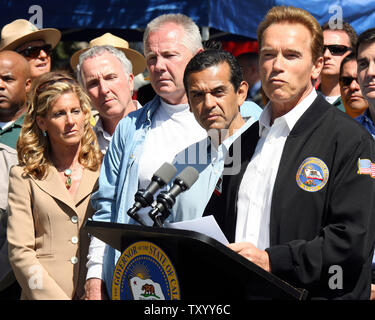 Los Angeles Dodgerss' CEO Jamie McCourt (2nd-L) looks on as Mayor Antonio  Villaraigosa (L) reacts and her husband, Dodgers' owner Frank McCourt,  upper right, looks on during Game 2 of the National