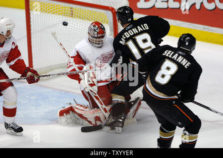 A shot by Anaheim Ducks Teemu Selanne of Finland (8) gets past the Detroit Red Wings goalie Dominik Hasek of the Czech Republic as Anaheim's Andy McDonald (19) puts pressure on in the first period of game four in the NHL Western Conference finals May 17, 2007, in Anaheim, California. (UPI Photo/Phil McCarten) Stock Photo