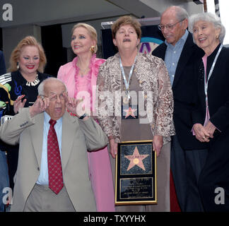 Family member Joey Cole Kubesh holds a replica plaque during an unveiling ceremony to posthumously honor her cousin, songwriter Cole Porter with the 2,338th star on the Hollywood Walk of Fame in Los Angeles on May 21, 2007. Carol Connors, Anne Jeffries, Irwin Winkler and Betty Garrett (L-R) react as Honorary Mayor of Hollywood Johnny Grant pokes his fingers through his lens-less glasses, specially designed for photo-ops. (UPI Photo/Jim Ruymen) Stock Photo