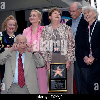 Family member Joey Cole Kubesh holds a replica plaque during an unveiling ceremony to posthumously honor her cousin, songwriter Cole Porter with the 2,338th star on the Hollywood Walk of Fame in Los Angeles on May 21, 2007. Carol Connors, Anne Jeffries, Irwin Winkler and Betty Garrett (L-R) react as Honorary Mayor of Hollywood Johnny Grant pokes his fingers through his lens-less glasses, specially designed for photo-ops. (UPI Photo/Jim Ruymen) Stock Photo