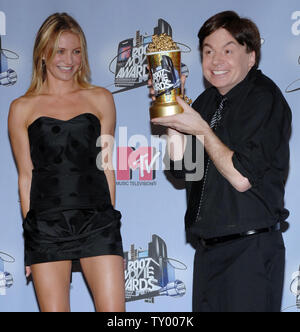 Mike Myers appears backstage with his MTV Generation Award, along with actress Cameron Diaz, during the MTV Movie Awards in Los Angeles on June 3, 2007.  (UPI Photo/Jim Ruymen) Stock Photo