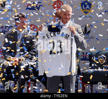 English soccer player David Beckham holds up his new jersey as he is introduced as the newest member of the Los Angeles Galaxy soccer team in Carson, California on July 13, 2007.  (UPI Photo/Jim Ruymen) Stock Photo