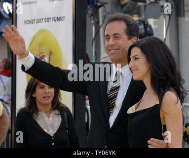 Cast member Jerry Seinfeld (L), who lends his voice to character Barry B. Benson in the animated motion picture 'Bee Movie,' arrives with his wife Jessica at the premiere of the film in Los Angeles on October 28, 2007. (UPI Photo/Jim Ruymen) Stock Photo