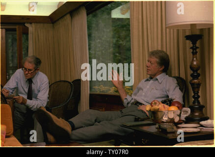 Cyrus Vance and Jimmy Carter confer at Camp David Stock Photo