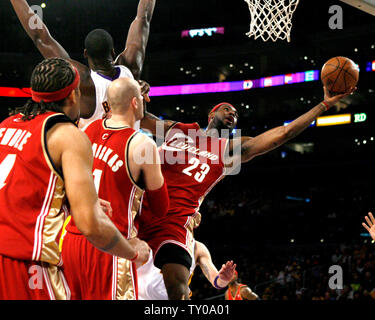 Cleveland Cavaliers forward LeBron James (R) leans in for a lay-up by Los Angeles Lakers center Kwame Brown as teammates Zydrunas Ilgauskas  and Ira Newble(L) look on in the second quarter action at Staples Center in Los Angeles on January 27, 2008. The Cavaliers defeated the Los Angeles Lakers 98-95.  (UPI Photo/ Jon SooHoo) Stock Photo