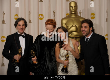 Daniel Day-Lewis (L-R), best actor winner for 'There Will Be Blood' , Tilda Swinton, best supporting actress for 'Michael Clayton', Marion Cotillard, best actress for 'La Vie en Rose' and Javier Bardem, best supporting actor for 'No Country for Old Men' pose with their Oscars at the 80th Academy Awards in Hollywood on February 24, 2008.    (UPI Photo/Phil McCarten) Stock Photo