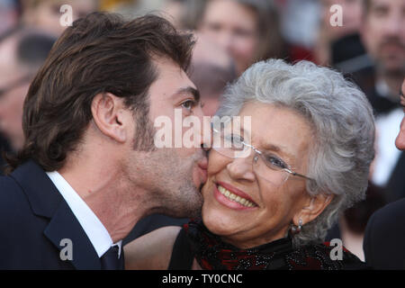 Spanish actor Javier Bardem (L) kisses his mother Pilar at  the 80th Annual Academy Awards at the Kodak Theatre in Hollywood, California on February 24, 2008.  (UPI Photo/Terry Schmitt) Stock Photo