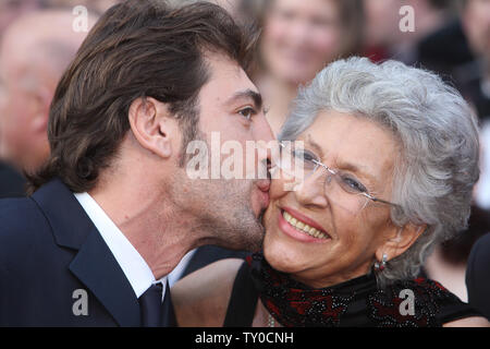 Spanish actor Javier Bardem (L) kisses his mother Pilar at  the 80th Annual Academy Awards at the Kodak Theatre in Hollywood, California on February 24, 2008.  (UPI Photo/Terry Schmitt) Stock Photo