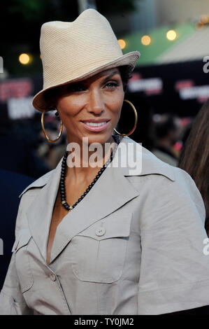EDDIE MURPHY & NICOLE MITCHELL.ACTOR & WIFE.LOS ANGELES, USA.12/12/2001