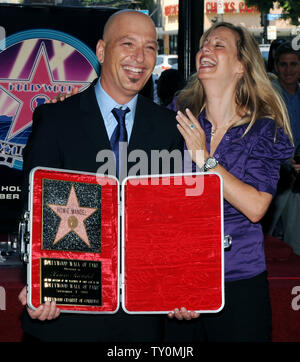 Canadian comedian Howie Mandel, the host of the TV game show 'Deal or No Deal', holds a replica plaque presented to him in a briefcase, after receiving the 2,368th star during an unveiling ceremony on the Hollywood Walk of Fame in Los Angeles on September 4, 2008. At right is his wife Terry Soil. (UPI Photo/Jim Ruymen) Stock Photo