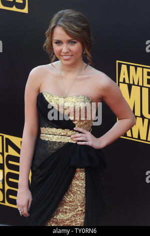 miley cyrus black and gold dress Miley Cyrus (Gold And Black Dress) Cardboard Cutout -