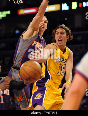 Los Angeles Lakers' Sasha Vujacic (R) passes the ball around Phoenix Suns'  Louis Amundson during first half action at Staples Center in Los Angeles on December 10, 2008.  (UPI Photo/Jon SooHoo) Stock Photo