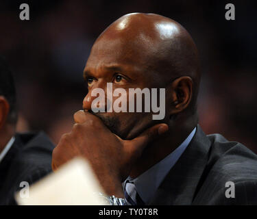 Phoenix Suns head coach Terry Porter, left, talks with guard Steve Nash  (13) during the third quarter of their NBA basketball game against the San  Antonio Spurs in San Antonio, Wednesday, Oct.