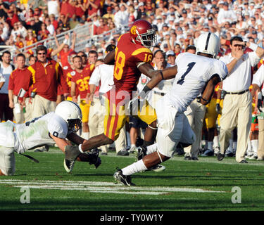 USC wide receiver Damian Williams runs for 15 yards against Penn State Mark Rubin (L) and A.J. Wallace during second quarter action in the 95th Rose Bowl Game in Pasadena, California on January 1, 2009. (UPI Photo/Jon SooHoo) Stock Photo