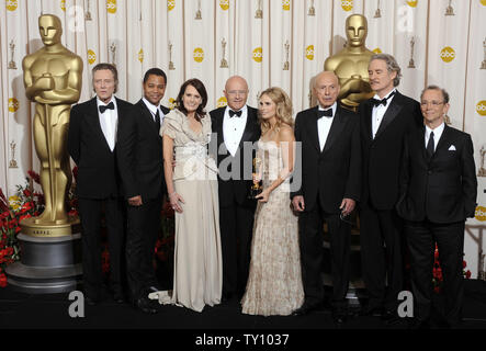 The family of actor Heath Ledger, mother Sally Bell (3rd L), father Kim Ledger(4th L) and sister Kate Ledger (4th R), hold his Oscar for best supporting actor in the film 'The Dark Knight' with presenters and former best supporting actor winners Christopher Walken,  (L), Cuba Gooding Jr. (2nd L), Alan Arkin (3rd R), Kevin Kline (2nd R) and Joel Gray at the 81st Academy Awards in Hollywood on February 22, 2009.   (UPI Photo/Phil McCarten) Stock Photo