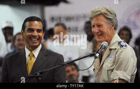 Remote Area Medical founder Stan Brock (L) and Los Angeles Mayor Antonio Villaraigosa, smile on the final day of a health care clinic set up by Remote Area Medical at the Forum in Inglewood, California on August 18, 2009. The Los Angeles event marks the first time Remote Area Medical has provided such medical care in a major urban area. The group typically serves patients in remote, rural parts of the United States and travels to underdeveloped countries.     UPI/Jim Ruymen. Stock Photo