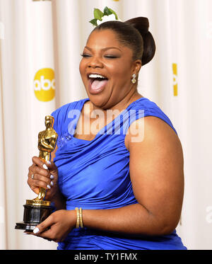 Best Supporting Actress winner Mo'Nique appears backstage with her