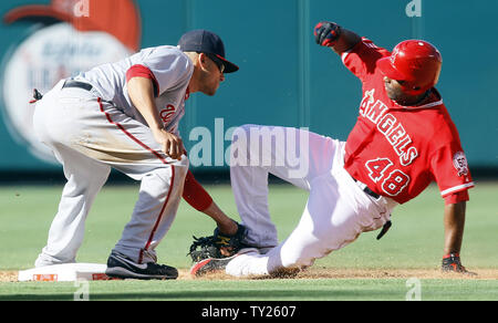 Washington Nationals' Ian Desmond, right, tags out New York Mets' Mike  Nickeas during the sixth inning of a baseball game on Saturday, April 9,  2011, at CitiField in New York. (AP Photo/Frank