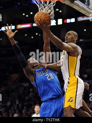 Dallas Mavericks' Ian Mahinmi (28) of France and Vince Carter (25 ...