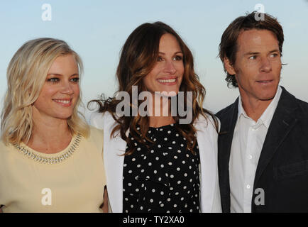 Honorees Amy Smart, Julia Roberts and Julia's husband Danny Moder (L-R) attend Heal The Bay's Bring 'Back The Beach' annual awards gala, held at The Jonathan Club in Santa Monica, California on May 17, 2012.   UPI/Jim Ruymen Stock Photo