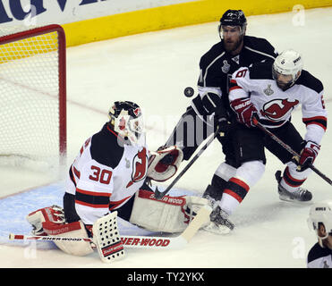 New Jersey Devils defenseman Andy Greene (6) and Los Angeles Kings ...