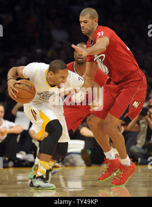 Los Angeles Lakers' Xavier Henry, left, drives to the basket past Los ...