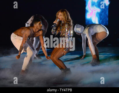 Beyonce preforms at the 2014 MTV Video Music Awards at the Forum in Inglewood, California on August 24, 2014.     UPI/Pat Benic Stock Photo