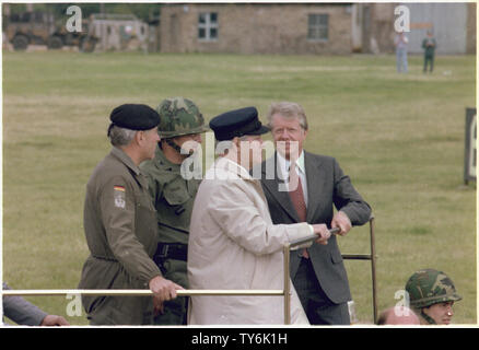 Jimmy Carter and Helmut Schmidt review NATO troops Stock Photo