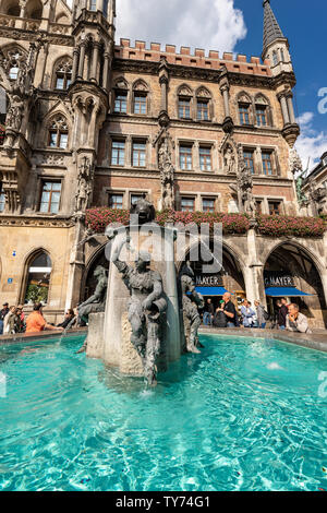 Fischbrunnen (Fish Fountain) and the Neue Rathaus of Munich (New Town Hall) in Marienplatz, the town square in historic center. Germany, Europe Stock Photo