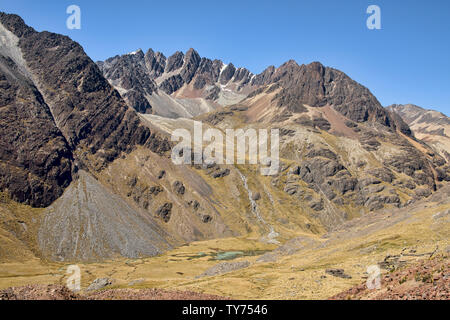 Faboulous mountain scenery along the Cordillera Real Traverse, Bolivia Stock Photo