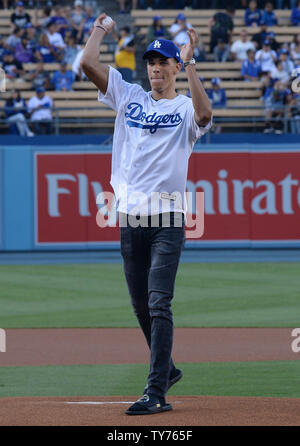 Lakers' Lonzo Ball throws out first pitch at Dodger Stadium