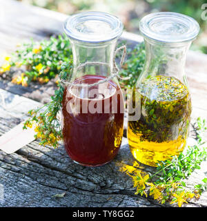 Johanniskrautöl, Johanniskraut-Öl, Rotöl, Johannisöl, Hyperici oleum, Oleum Hyperici, wird aus Johanniskrautblüten in Öl gewonnen. St. John's wort oil Stock Photo