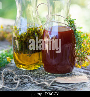 Johanniskrautöl, Johanniskraut-Öl, Rotöl, Johannisöl, Hyperici oleum, Oleum Hyperici, wird aus Johanniskrautblüten in Öl gewonnen. St. John's wort oil Stock Photo