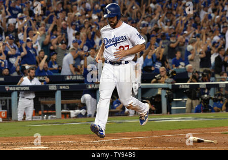 Los Angeles Dodgers shortstop Charlie Culberson, left