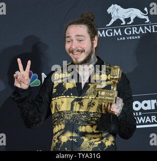 Recording artists 21 Savage (L) and Post Malone appear backstage after  winning the top Rap Song award for 'Rockstar,'' during the 2018 Billboard  Music Awards at MGM Grand Garden Arena on May