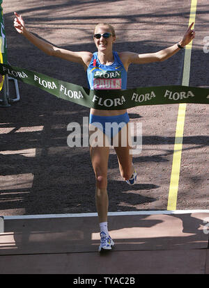 World marathon record holder Paula Radcliffe wins the women's 25th Flora London Marathon in a time of 2 hours 17 minutes and 42 seconds in London on April 17,  2005.    (UPI Photo/Hugo Philpott) Stock Photo