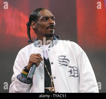 Rapper Snoop Dogg performs during the Live 8 Concert in Hyde Park in London, England July 2, 2005.  The concert, held simultaneously in many cities around the world including Paris, Berlin, Philadelphia and Rome, is intended to call attention to world poverty ahead of next week's G8 meeting in Scotland.      (UPI Photo/David Silpa) Stock Photo