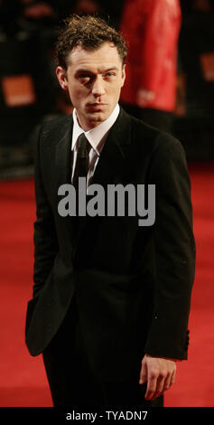 British actor Jude Law arrives in London's Leicester Sq for the British Academy Film awards on Sunday February 19 2006.(UPI Photo/Hugo Philpott) Stock Photo