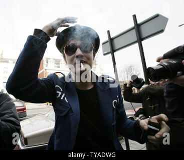 Singer Pete Doherty arrives at Thames Magistrates court in London on seven charges of drug possession on Thursday March 09 2006. Mr.Doherty was until recently the boyfriend of supermodel Kate Moss and has had ongoing problems with drug addictions. The case has been adjourned for two weeks. (UPI Photo/Hugo Philpott) Stock Photo