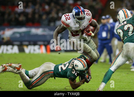 NO FILM, NO VIDEO, NO TV, NO DOCUMENTARY - The New York Giants David Tyree  (85) and Reuben Droughns (22) celebrate a 17-14 Giants' victory in Super  Bowl XLII at University of