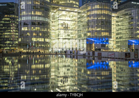 Hochhausviertel La Defense und Brunnen in der Abenddämmerung,  Paris, Frankreich  |  skyscrapers of the business district La Defense and fountain at dusk, Paris, France | usage worldwide Stock Photo