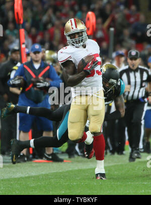 San Francisco 49ers Tight-End Vernon Davis runs with the football against the Jacksonville Jaguars in the NFL International Series game at Wembley Stadium, London on Sunday October 27 2013.      UPI/Hugo Philpott   UPI/Hugo Philpott Stock Photo