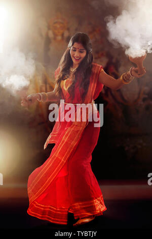 Bengali Married women performing dhunuchi dance on the occasion of durga puja Stock Photo