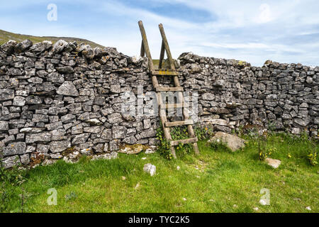 Hikking in Austwick near to Settle in the Yorkshire Dales Stock Photo