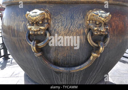 Beijing Imperial Palace gods and beasts, copper lions, large copper cylinders Stock Photo