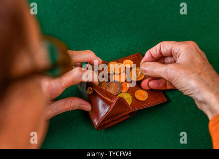 Rente, Seniorin, Haende, Geld, Portemonnaie Stock Photo