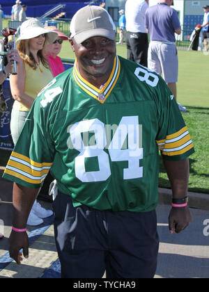 https://l450v.alamy.com/450v/tycha9/former-nfl-player-and-current-tv-analyst-sterling-sharpe-arrives-at-the-first-tee-during-the-bob-hope-chrysler-classic-at-pga-west-in-la-quinta-california-on-january-22-2011-the-tournament-teams-professional-and-amateur-golfers-with-celebrities-and-has-been-raising-money-for-a-variety-of-charities-since-1960-upi-david-silpa-tycha9.jpg