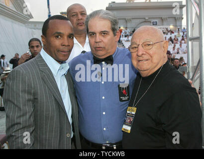 Muhammad Ali and trainer Angelo Dundee ahead of his fight with Bugner in  Las Vegas. 4th February 1973 Stock Photo - Alamy